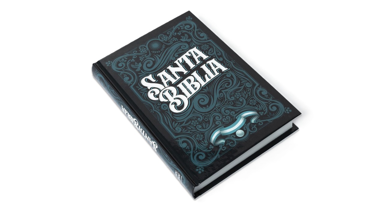 Interior de la Biblia abierta junto a la tapa