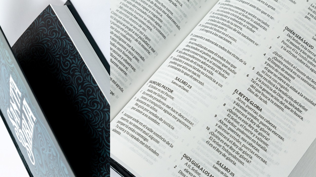 Biblia de tapa dura con diseño fileteado vista en ángulo